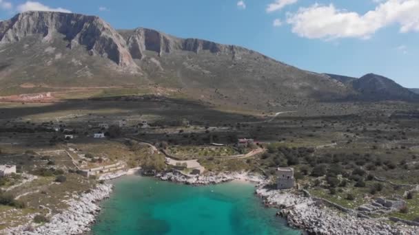 Воздушный Красивый Пляж Бухта Греции Впечатляющей Береговой Линии Бирюзовая Голубая Видеоклип