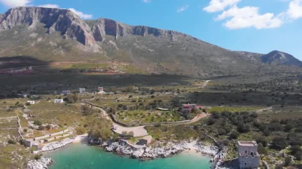 Luchtfoto Mooi Strand Water Baai Griekse Spectaculaire Kustlijn Turkoois Blauw Rechtenvrije Stockvideo