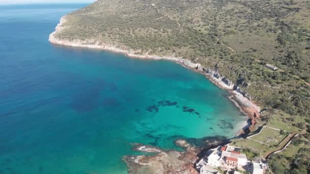 Flygfoto Vacker Strand Och Vatten Vik Den Grekiska Spektakulära Kustlinjen Videoklipp