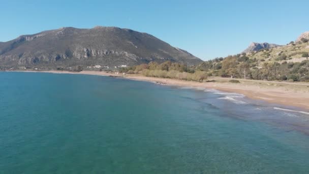 ギリシャの壮大な海岸線の空中美しいビーチと水湾 ターコイズブルー透明水 ユニークな岩の崖 ギリシャの夏のトップ旅行先ペロポネス 動画クリップ