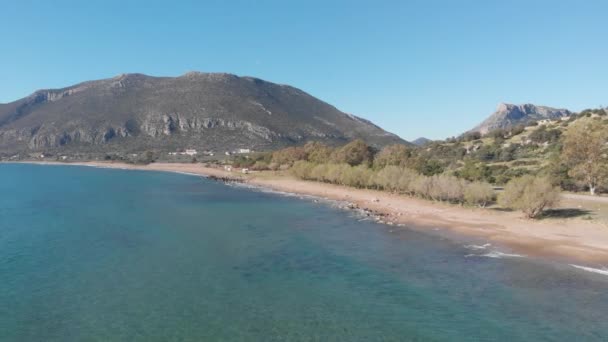 ギリシャの壮大な海岸線の空中美しいビーチと水湾 ターコイズブルー透明水 ユニークな岩の崖 ギリシャの夏のトップ旅行先ペロポネス ロイヤリティフリーストック映像