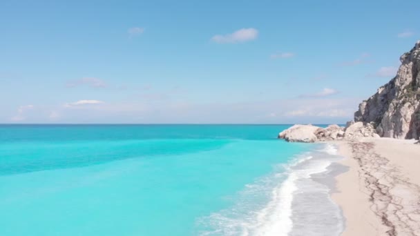 Hermosa Playa Aérea Bahía Agua Espectacular Costa Griega Turquesa Azul — Vídeos de Stock