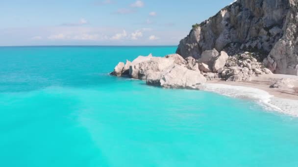 ギリシャの壮大な海岸線の空中の美しいビーチと水の湾 ターコイズブルーの透明な水 ユニークな岩の崖 ギリシャの夏のトップ旅行先レフカダ島 ロイヤリティフリーのストック動画