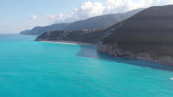 Luchtfoto Mooi Strand Water Baai Griekse Spectaculaire Kustlijn Turkoois Blauw Stockvideo's