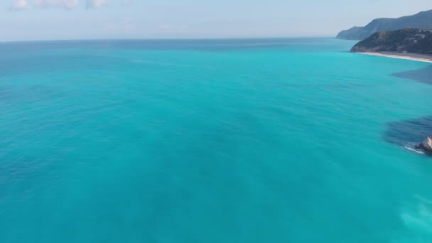 Flygfoto Vacker Strand Och Vatten Vik Den Grekiska Spektakulära Kustlinjen Stockfilm