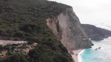 Yunanistan 'ın görkemli sahil şeridinde çok güzel bir sahil ve su sahası var. Turkuaz mavi şeffaf su, eşsiz kayalık uçurumlar, Yunanistan yazın Lefkada adası