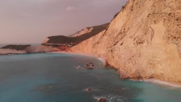 Flygfoto Vacker Strand Och Vatten Vik Den Grekiska Spektakulära Kustlinjen Royaltyfri Stockfilm