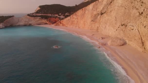 Luchtfoto Mooi Strand Water Baai Griekse Spectaculaire Kustlijn Turkoois Blauw Stockvideo's