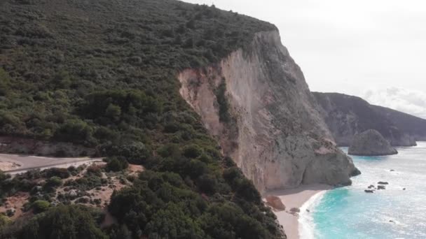 Luchtfoto Mooi Strand Water Baai Griekse Spectaculaire Kustlijn Turkoois Blauw Rechtenvrije Stockvideo