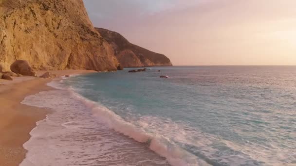 ギリシャの壮大な海岸線の空中の美しいビーチと水の湾 ターコイズブルーの透明な水 ユニークな岩の崖 ギリシャの夏のトップ旅行先レフカダ島 ロイヤリティフリーストック映像