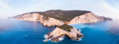 Lefkada Adası 'nın havadan görünüşü. Yunanistan 'ın muhteşem sahil şeridinde eşsiz kayalık uçurumlar turkuaz mavi su koyunda. Yaz üstü seyahat hedefi