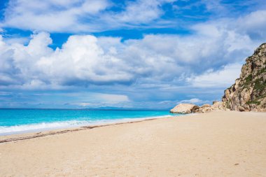 Yunanistan 'ın görkemli sahil şeridinde güzel bir sahil ve su koy. Turkuaz mavi şeffaf su, eşsiz kayalık uçurumlar, Yunanistan yaz tatili tatil beldesi.