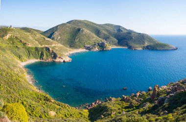 Peloponnese 'nin Yunanistan' ın görkemli sahillerindeki güzel sahil ve su koyları. Turkuaz mavi şeffaf su, eşsiz kayalık uçurumlar, Yunanistan yaz tatili tatil beldesi