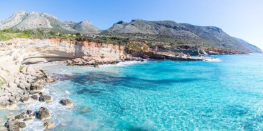 Peloponnese 'nin Yunanistan' ın görkemli sahillerindeki güzel sahil ve su koyları. Turkuaz mavi şeffaf su, eşsiz kayalık uçurumlar, Yunanistan yaz tatili tatil beldesi