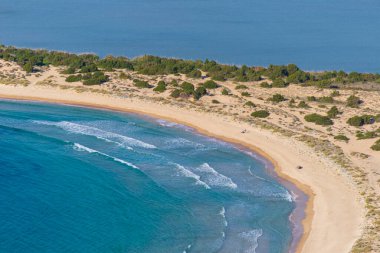 Mora 'nın ünlü yarım ay Voidokilia plajında, Yunanistan' ın görkemli kıyılarında, havadan güzel bir sahil ve su koyunda. Turkuaz mavi şeffaf su, eşsiz kayalık uçurumlar, Yunanistan yaz tatili tatil beldesi