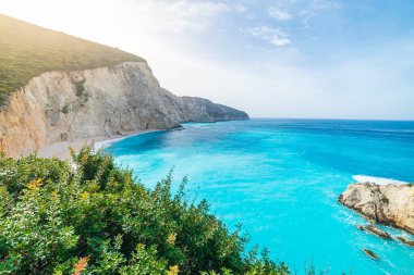 Yunanistan 'ın görkemli sahil şeridinde güzel bir sahil ve su koy. Turkuaz mavi şeffaf su, eşsiz kayalık uçurumlar, Yunanistan yazın Lefkada adası