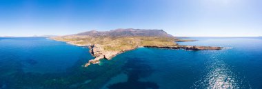 Peloponnese 'nin Yunanistan' ın görkemli sahillerindeki güzel sahil ve su koyları. Turkuaz mavi şeffaf su, eşsiz kayalık uçurumlar, Yunanistan 'ın en iyi tatil beldesi. Hava görünümü.