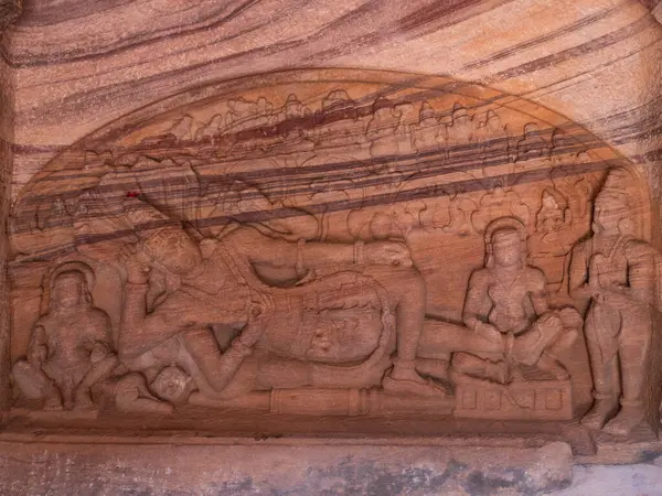 Hindistan 'ın Karnataka kentindeki Badami antik Hindu tapınağı kompleksindeki inanılmaz kaya oymaları ve heykeller.