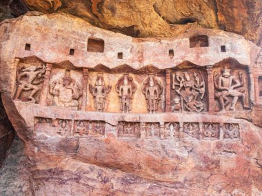 Hindistan 'ın Karnataka kentindeki Badami antik Hindu tapınağı kompleksindeki inanılmaz kaya oymaları ve heykeller.