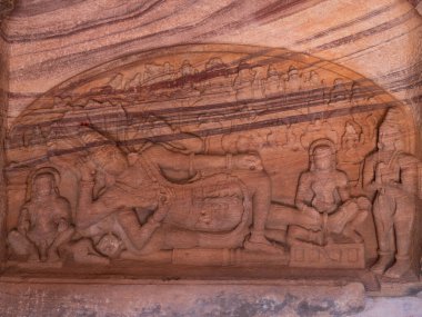 Hindistan 'ın Karnataka kentindeki Badami antik Hindu tapınağı kompleksindeki inanılmaz kaya oymaları ve heykeller.