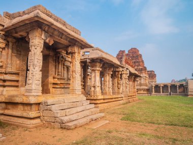 Hampi 'deki inanılmaz tapınak kompleksi, dünyaca ünlü unesco sitesi, antik taş duvarlar ve Hindistan' ın Karnataka kentindeki gizemli geçitler.