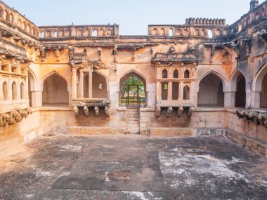 Hampi 'deki inanılmaz tapınak kompleksi, dünyaca ünlü unesco sitesi, antik taş duvarlar ve Hindistan' ın Karnataka kentindeki gizemli geçitler.