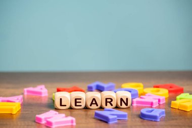 İngilizce alfabe arkaplan, İngilizce dil öğrenme kavramına sahip kelime küpü öğren.