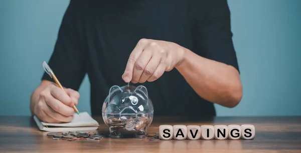 家族の金融貯蓄計画 木のテーブルの上に貯金お金の富と金融の概念 ビジネス 金融計画 — ストック写真