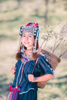 Tayland 'da güzel, sağlıklı, Asyalı, genç bir kabile kadını.