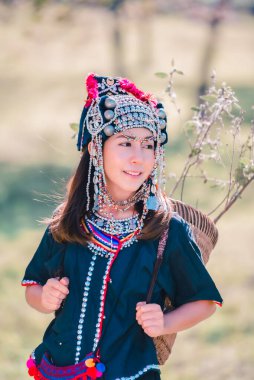 Tayland 'da güzel, sağlıklı, Asyalı, genç bir kabile kadını.