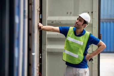 İşçi üniforması giyen genç bir lojistik işçisi iş yerinde hatalar yaptığını öğrendi.