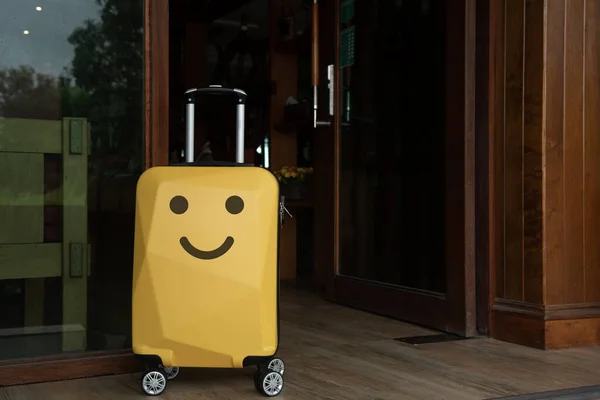 Utazó Bőrönd Boldog Arccal Otthon — Stock Fotó