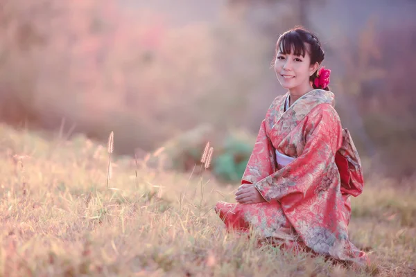Cestování Dovolená Japonsku Koncept Mladá Asiatka Nosí Tradiční Japonské Kimono — Stock fotografie