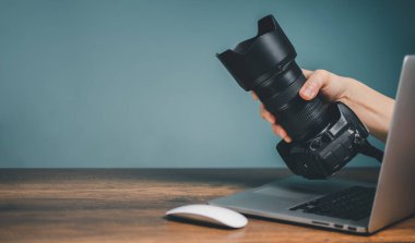 Kamera Çevrimiçi konsepti, el kamerası ve dizüstü bilgisayar monitörü ekranı..