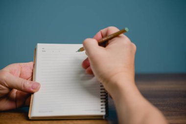 2023 Mutlu Yeni Yıl Kararları Hedef Listesi, Not defterine fotokopi alanı ile el yazısı, yeni yıl hedefleri ve kararları listeleme planı. Değişim ve kararlılık kavramı..