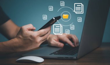 Dosya aktarım teknolojisi. Belge ve resmi aktarmak için Akıllı telefon ve bilgisayar arasındaki Cep Telefonu bağlantısını kullanan kullanıcı.