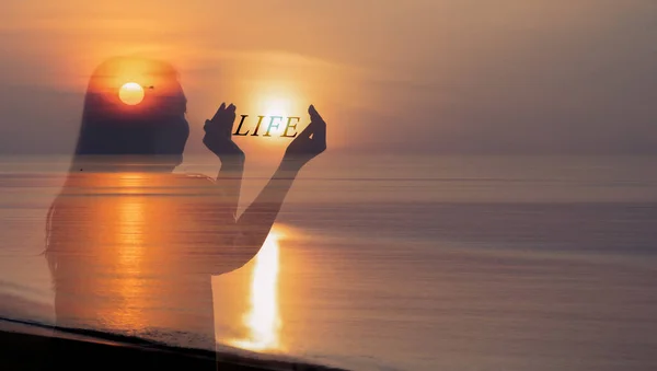 Menselijk Gezond Life Balance Concept Vrouw Die Zon Handen Houdt — Stockfoto