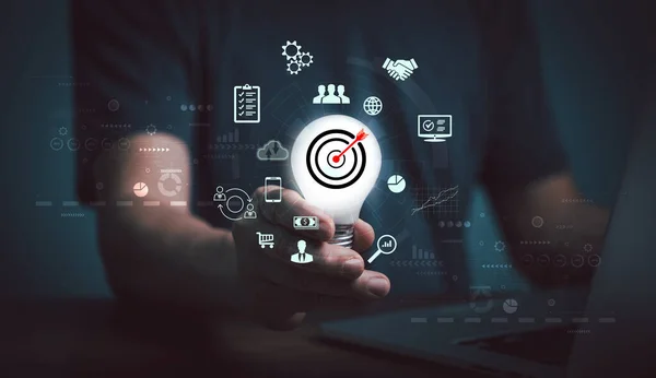 Man Hand elinde ampul, İş Hedefleri hedef görme bileşeni, küresel internet bağlantısı uygulama teknolojisi ve dijital pazarlama, Finansal ve bankacılık, Dijital bağlantı teknolojisi, büyük veri.