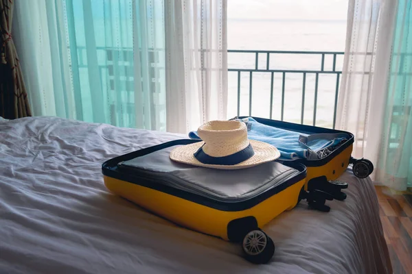 Nyitott Utazó Táska Bőrönd Ruhával Kalap Ágyra Hálószobában Utazás Nyaralás — Stock Fotó