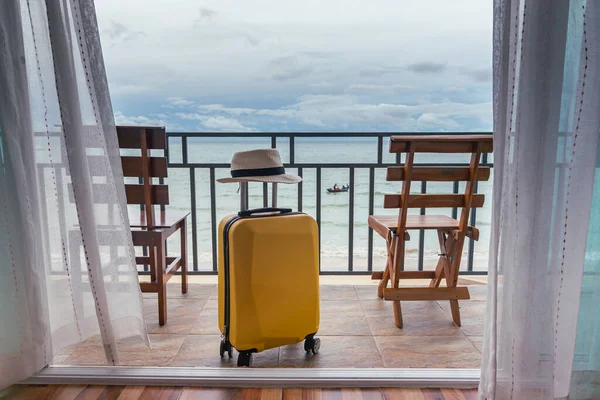 Utazás Bőrönd Kalap Hálószobában Erkély Tengerpart Szék Pihentető Háttér Utazás — Stock Fotó
