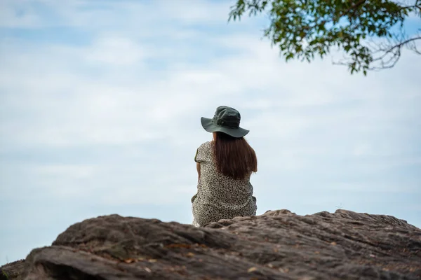 旅とリラックスのコンセプト 若い女性は山の岩のピークに座って 午前中に美しい景色を楽しむ — ストック写真