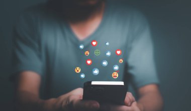 Sosyal medya simgeleriyle akıllı telefon sohbeti yapan adam.