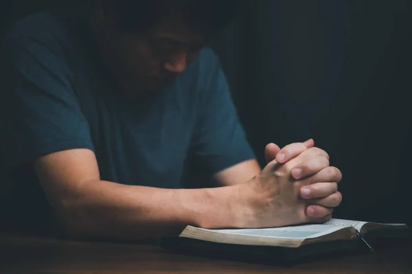 Homem Lendo Livro Bíblico Sagrado Mãos Dobráveis Orar Deus — Fotografia de Stock