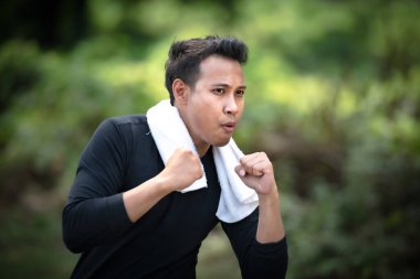 Genç Çinli boksör parkta çalışıyor.