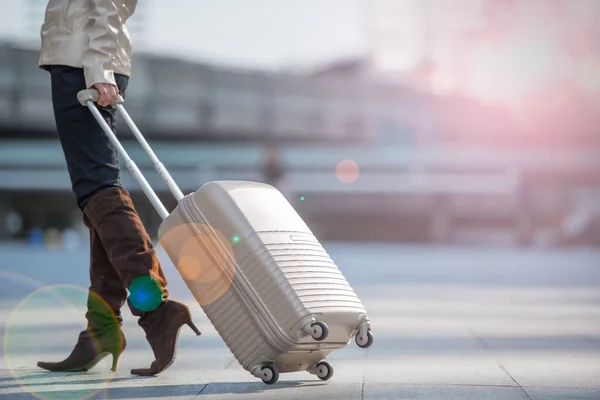 Junge Geschäftsfrau Fuß Mit Gepäck Koffer Flughafen Für Die Reise — Stockfoto