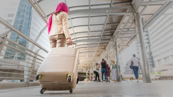 Młoda Bizneswoman Spacerująca Bagażem Walizka Lotnisku Podróż — Zdjęcie stockowe