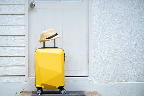 Junge Geschäftsfrau Fuß Mit Gepäck Koffer Flughafen Für Die Reise — Stockfoto