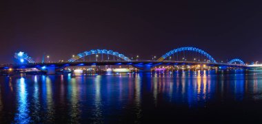 Vietnam 'da seyahat, Gece Manzarası, Da Nang, Vietnam' daki nehrin karşısındaki Dragon Köprüsü 'nün ışıklandırması..