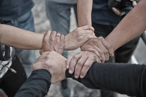 Professionele Jonge Zakenmensen Handsake Verenigd Samenvoegen Combineren Handen Samen Uiten — Stockfoto
