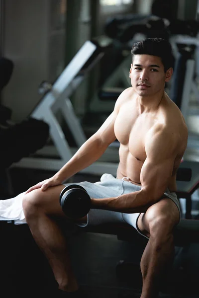 Азиатский Юноша Тренировки Подъем Гантели Построить Мышцы Фитнес Зале — стоковое фото